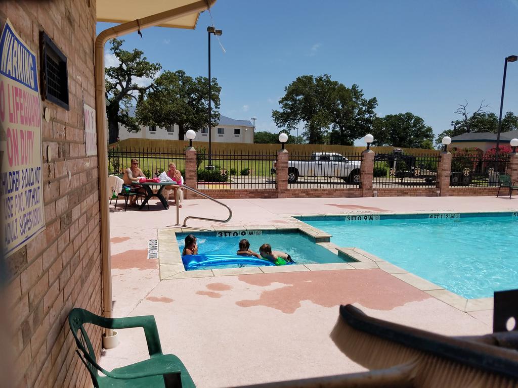 Quality One Motel Уэтерфорд Экстерьер фото